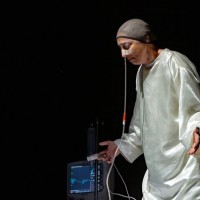 نمایش کاما | پزشکی که به سرش زد و هنرمند شد! | عکس