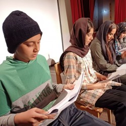 نمایشنامه‌خوانی سعادت لرزان، مردمان تیره روز | عکس