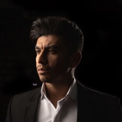 نمایش رقص یک بیگانه روی نت های تحقیر | عکس