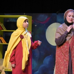 نمایش دنیا و یک روز عجیب | عکس