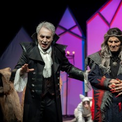 نمایش خانه دراکولا | عکس