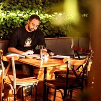 نمایش کاما | پزشکی که به سرش زد و هنرمند شد! | عکس