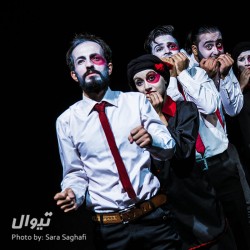 نمایش بر پدر هر چی آدم دروغگو لعنت | دیوار | عکس