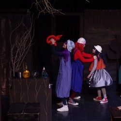 نمایش مردی با گربه‌ی عروسکی | عکس