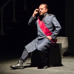 نمایش سلف پرتره‌ی مخدوش آناکارنینا | عکس