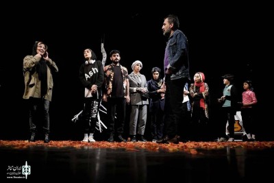 نمایش بوستان حیات ژوراسیک | «بوستان حیات ژوراسیک» با زبانی طنز و گروتسک در قالب بداهه‌پردازی‎ | عکس