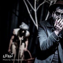 نمایش در انتظار گودو | دیوار | عکس