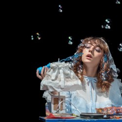 نمایش روی تخت ابری | عکس