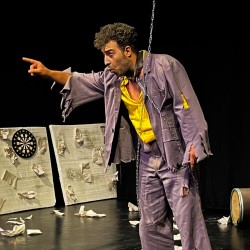 نمایش قلاده‌ای برای یک سگ مرده | عکس