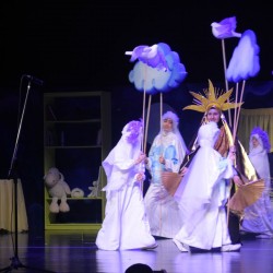 نمایش دنیا و یک روز عجیب | عکس