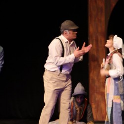 نمایش افسانه پر طلایی | عکس