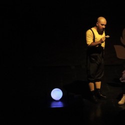 نمایش مردی با گربه‌ی عروسکی | عکس