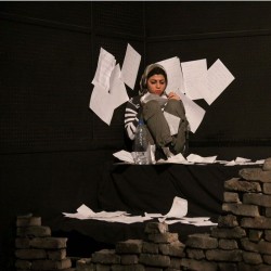 نمایش پالتوی خیس | عکس