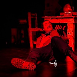 نمایش عالیجناب ام یک | عکس