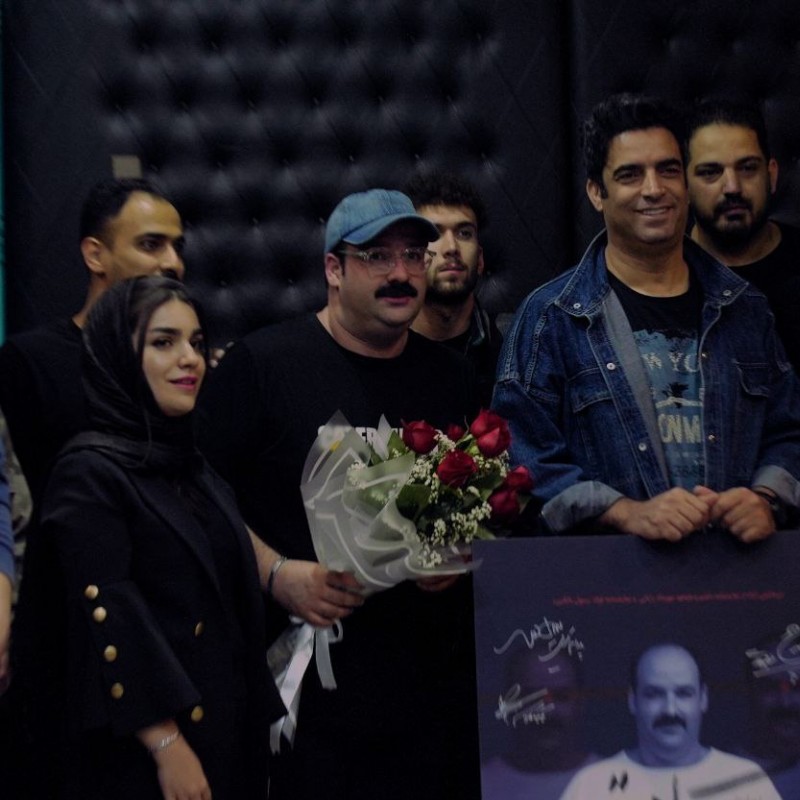 منوچهر هادی کارگردان سینما و تلویزیون و تهیه‌کننده نمایش «کات» در اولین روز نمایش «کات» همراه با مخاطبان به تماشای نمایش نشست. | عکس