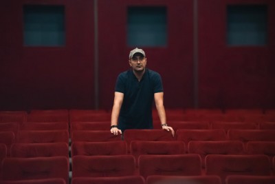 نمایش بررسی آناتومی و زوایای پیشرفت شغلی آقای بازیگر در شب کریسمس یا مفیستوفلس | پس از ۸ سال دوری؛ بازگشت مرتضی اسماعیل کاشی به عرصه بازیگری با یک اثر متفاوت | عکس