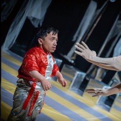 نمایش اوبرمنش | عکس