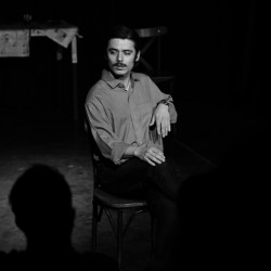 نمایش در حضور باد | عکس