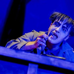 نمایش مغازه خودکشی | عکس