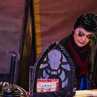 نمایش مغازه خودکشی | نمایش «مغازه خودکشی» به کارگردانی حسین نصیری، فقط روزهای چهارشنبه، پنجشنبه و جمعه هر هفته روی صحنه خواهد رفت. | عکس