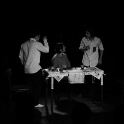 نمایش در حضور باد | عکس