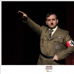 نمایش مرگ هیتلر به روایت تلفنچی! | عکس