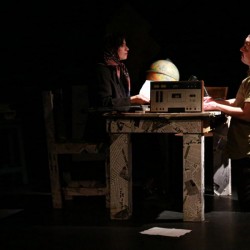 نمایش عالیجناب ام یک | عکس