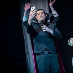 نمایش هتل ترانسیلوانیا | شیراز | عکس