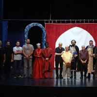 نمایش مکبث الدوله | مراسم شب چراغ نمایش مکبث الدوله شب گذشته با حضور بهروز غریب پور و عزت الله رمضانی فر در میان استقبال با شکوه تماشاگران و هنرمندان سینما و تئاتر کشور برگزار شد. | عکس