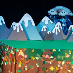 نمایش گرگ بلا جلو بیا جلو بیا | عکس