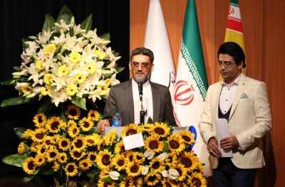 روح‌الله جعفری پژوهشگر برگزیده‌ی شانزدهمین جشن انجمن منتقدان و نویسندگان خانه تئاتر شد | عکس